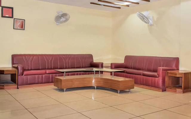 OYO 10685 Hotel Centre Point