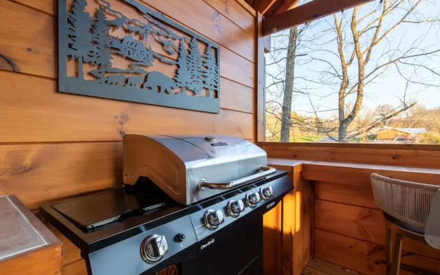 Parkway Paradise w Private Hot Tub
