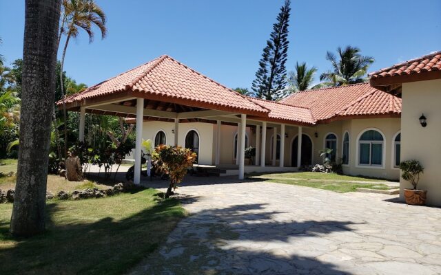 Villa 6 Bedrooms Guests Friendly