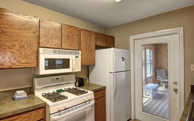 Fantasy Oaks Lodge 4 Bedroom Home by RedAwning