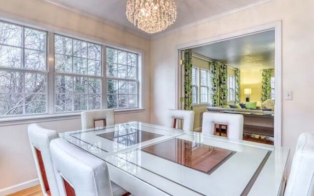 Peaceful Getaway 3 Bedroom Home by Redawning