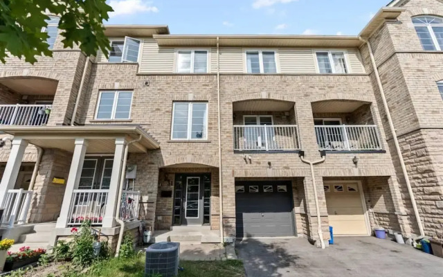 Contemporary 3BR Townhouse in Ajax Cozy Central
