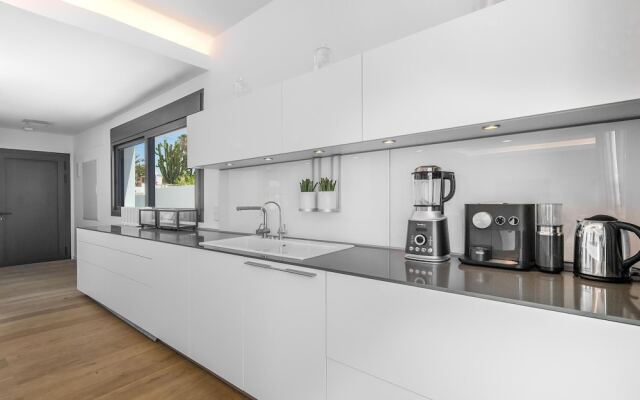 Villa first line beach, 6 bedrooms, private pool, Costabella, Marbella