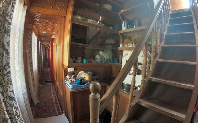 Goona palace houseboats