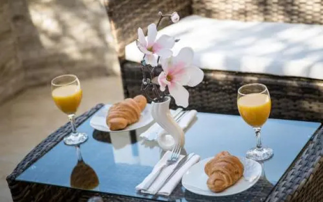 S & V Deluxe Apartments