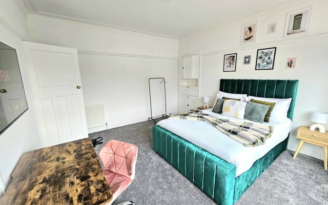 Charming 3-Bed Oasis-free parking