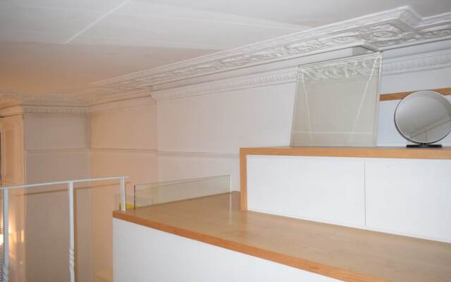 Elegant Mezzanine Studio Flat in Belsize Park