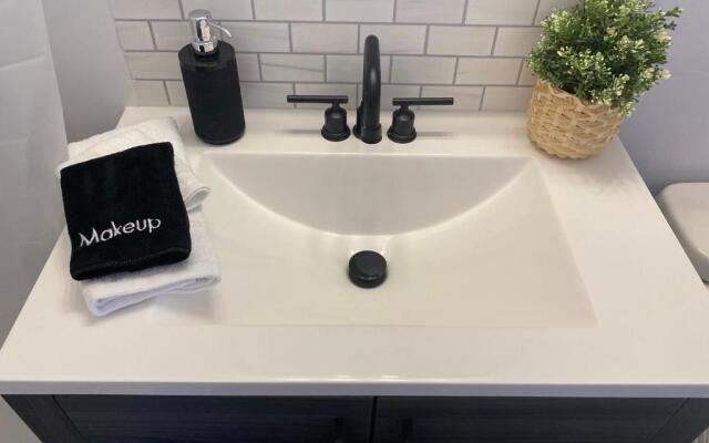 Heart of Downtown Kelowna close to Lake 3 Bedrooms