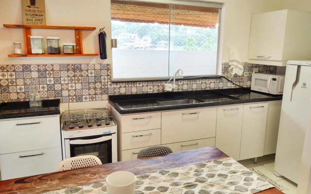 Casa de Tijolinho com Netflix e estacionamento