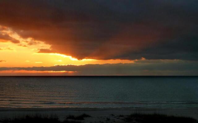 Sunset Beach House - Beach Hugger 3