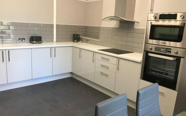 Large 7 bedroom House with Parking near City Centre