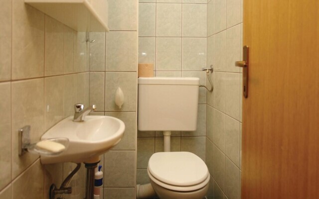 Amazing Apartment in Makarska With 5 Bedrooms and Wifi