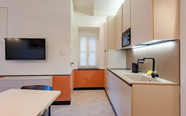 Bright 2BR flat moments from the beach