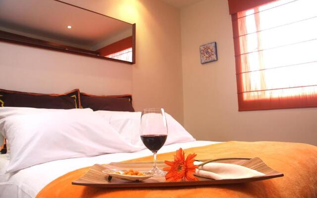 6 Suites Hotel