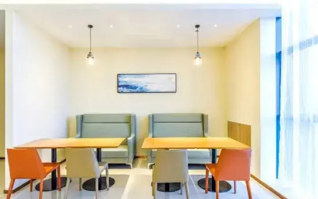 City Express Hotel (Zunyi Poly Future City)