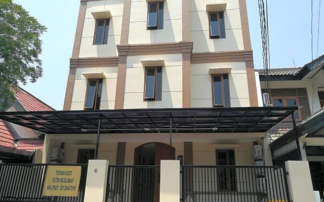 OYO Life 2594 Kost Azarina Syariah