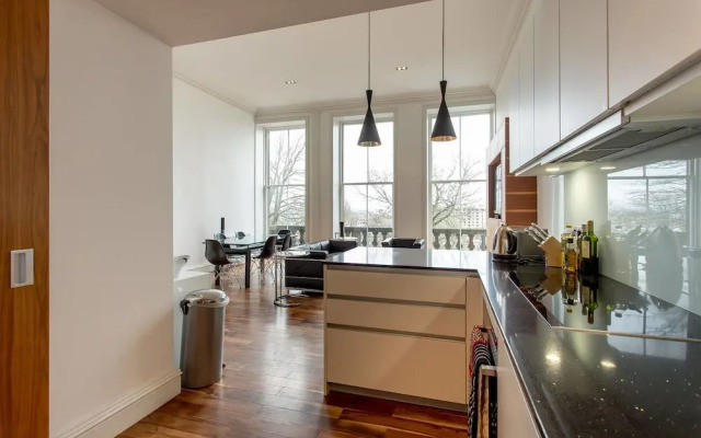 JOIVY Location, Location! North Bank Street Luxury Apt