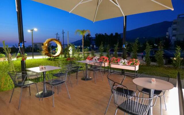 The Peak Hotel & Lounge