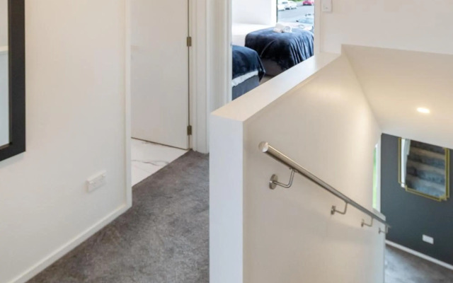 Art Deco 2 bed by Latimer Square