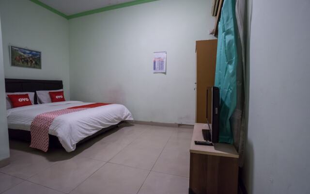 Hotel & Kost 37 by OYO Rooms