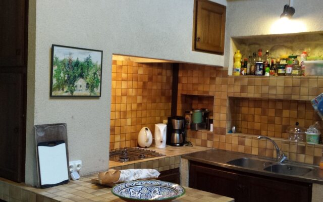 Beautiful Holiday Home in Mauroux With Swimming Pool