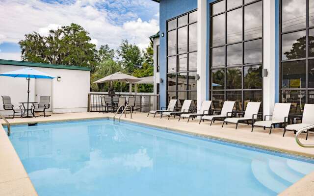 Days Inn & Suites by Wyndham Savannah Midtown