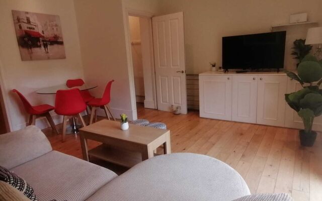 Bright Clapham flat with private garden, sleeps 4