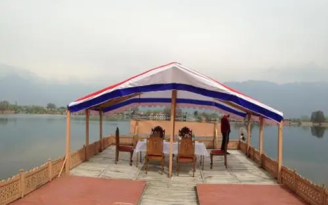 New Zenith Group of Houseboats
