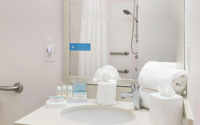 Hampton Inn & Suites Pensacola I-10 N at Univ. Town Plaza