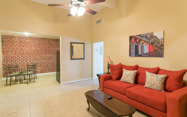 Hosteeva Iberville Street Suites