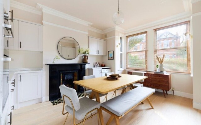 The West Ealing Escape - Glamorous 4bdr House With Patio