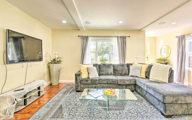 Sunny Oakland Retreat w/ Patio & Cute Garden!