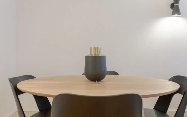 2 Bedroom Flat in Chelsea With Pool and Garden