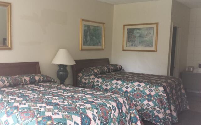 Airport Motor Inn Lounge/Package Store