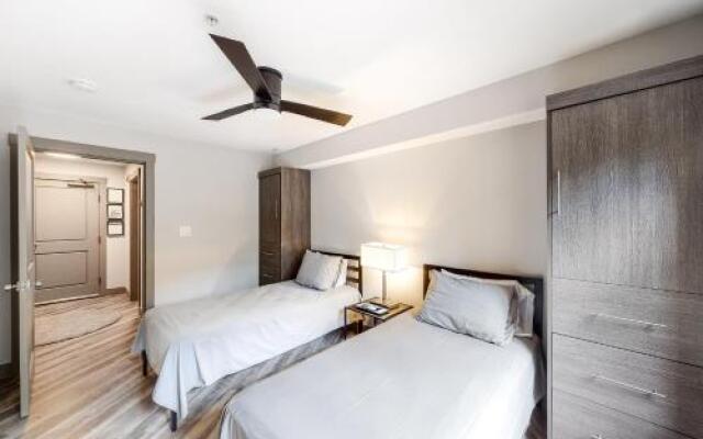 Eagle Springs East 206: White Fir Suite