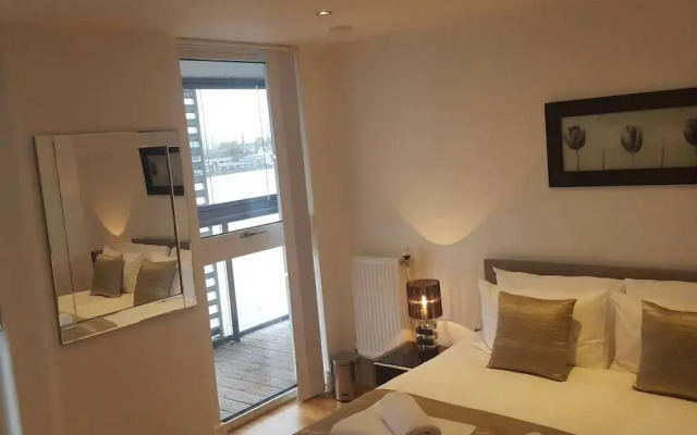 2 Bedroom Apartment on the River Thames