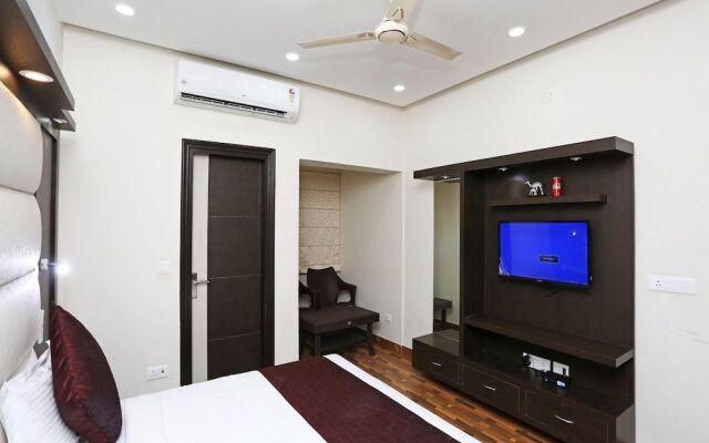 OYO 14389 Diplomat Suites