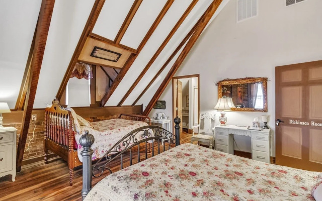 Dickinson Room by Main Street Bed & Breakfast