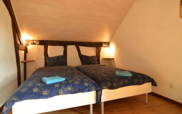 Cosy Holiday Home in Oussoy-en-Gatinais with Library