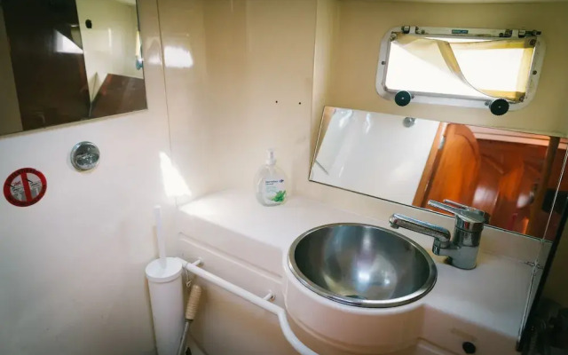Sheliak boat and breakfast