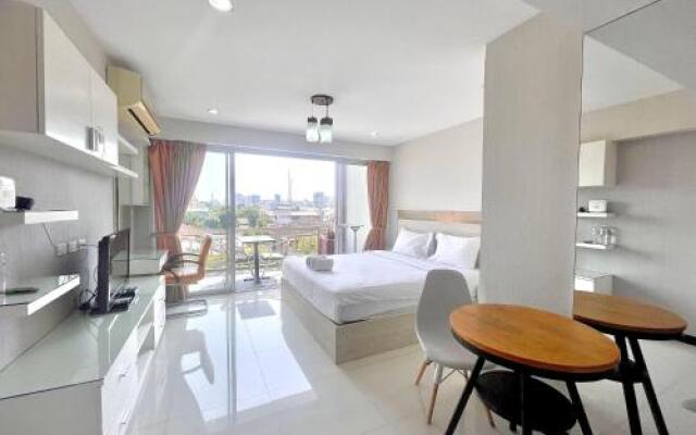 Modern Unit at Lumpini,Sathon by Sabai