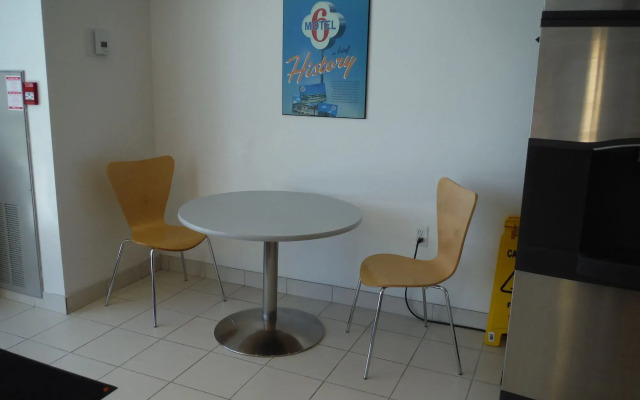 Motel 6 Kingston, ON