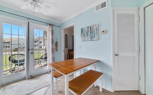 Updated, Ground Floor Unit w/ Pool & Gym, Sleeps 6