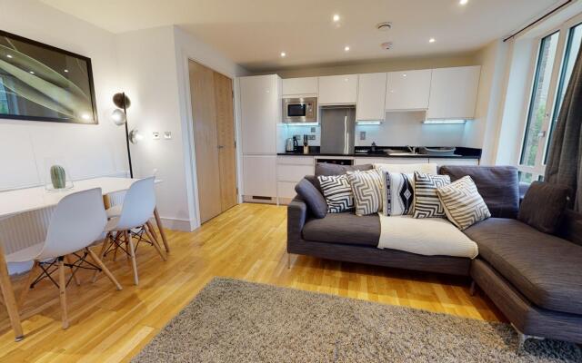Comfy Two Bedroom One Bath Apartment in Limehouse