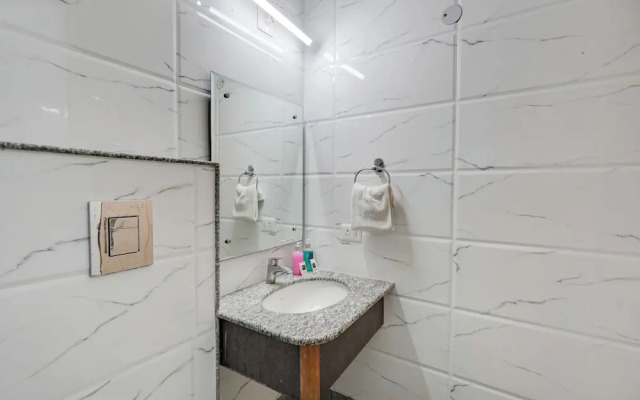 Madstays Hotel - Medicity Near Medanta Hospital