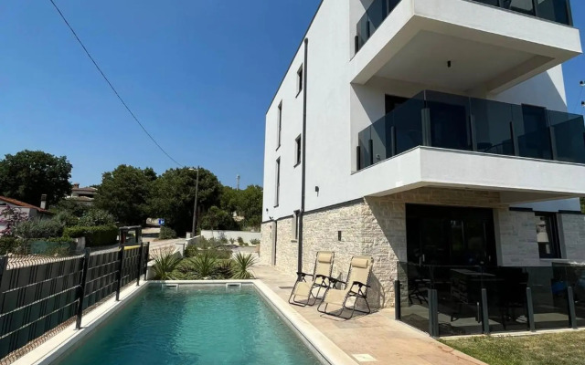 J&N Hill's Residence with swimming pool