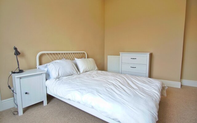 Spacious, Bright, Festival Flat for 6 at Meadows