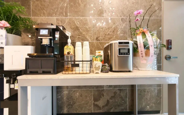 Daejeon Jungri Hotel Art Bin