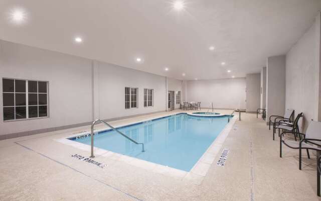 La Quinta Inn & Suites by Wyndham Mansfield TX