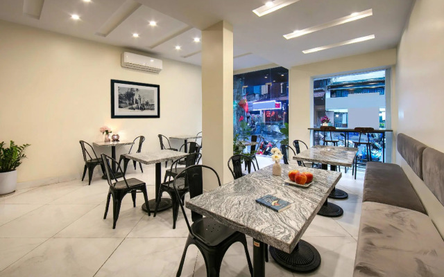 Queen Cafe Hotel & Pub